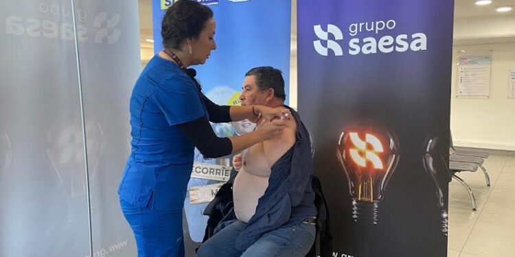 Clientes valoran operativo de vacunación realizado en oficinas de Saesa