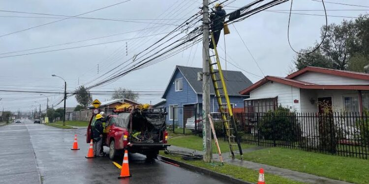 Choque a poste causa corte de energía en población Diego de Almagro en Osorno