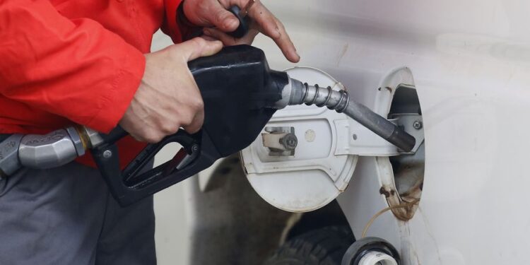 Enap informa que bencinas anotarán alza de precio desde este jueves, pero el diésel irá a la baja