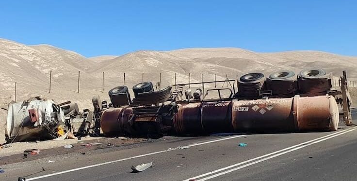 Camión que transportaba ácido sulfúrico volcó en Antofagasta: Conductor murió por quemaduras