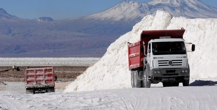Litio: Codelco y SQM firman acuerdo de asociación que deja fuera a Ponce Lerou del directorio