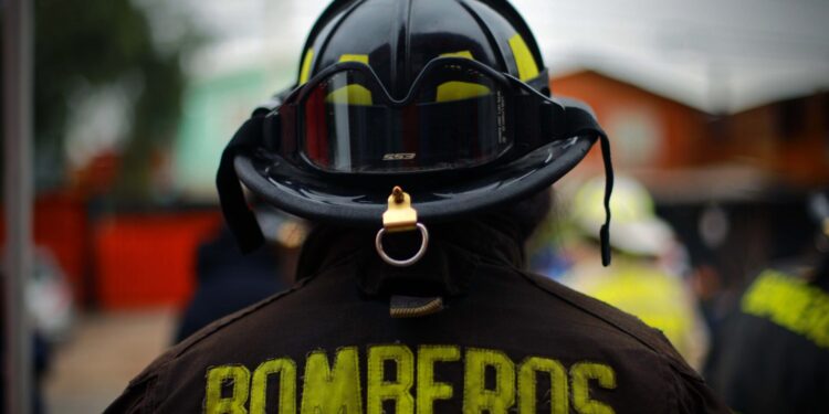 Incendio en edificio residencial de Osorno dejó departamento afectado: seis personas inhalaron humo