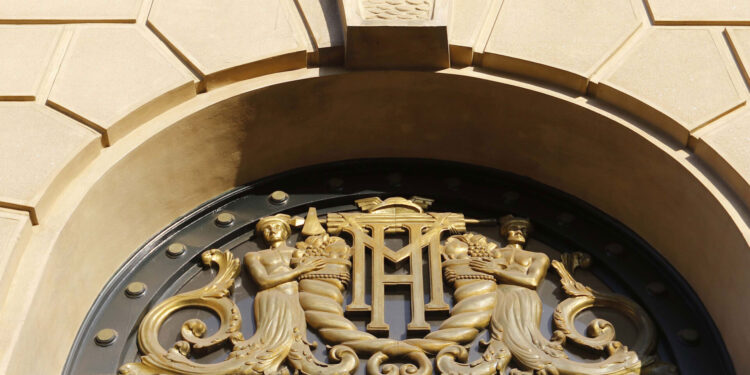 Hacienda sube estimación y proyecta un crecimiento de 2,7% para este año