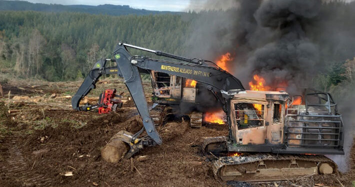 Atentado incendiario en Río Negro: Encapuchados armados queman camiones y máquinas forestales