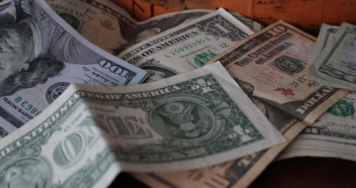 Cobre se desploma e impulsa al dólar hasta los $920 en el mercado cambiario chileno