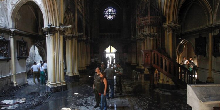 Estallido social: Comenzó juicio oral contra acusado de quemar la Iglesia de Carabineros