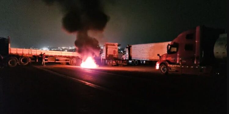 Paro de camioneros por mayor seguridad se toma rutas del norte