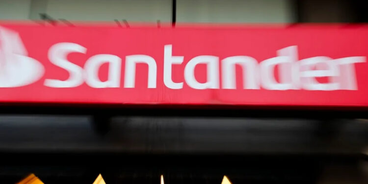 Sernac y la CMF ofician a Banco Santander por hackeo