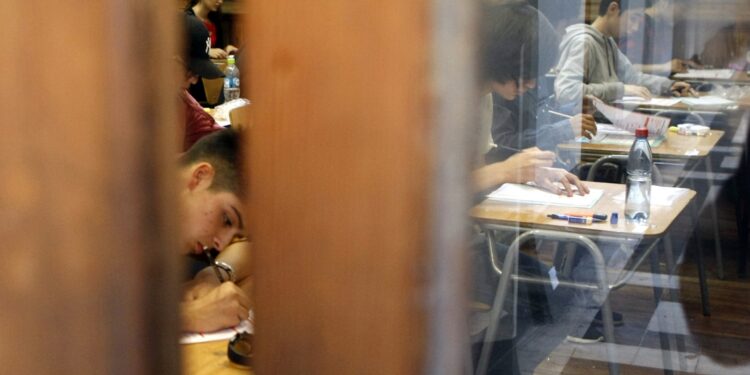 Cadem: Uno de cada cuatro chilenos considera prioritario condonar el CAE