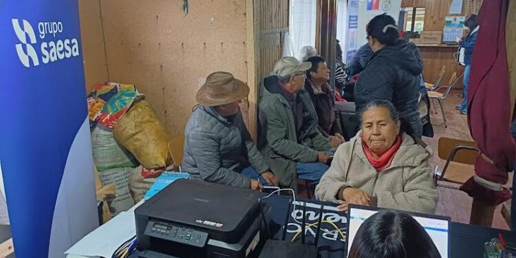 Vecinos de Trosco y Purrehuin en San Juan de la Costa resolvieron dudas en oficina en terreno de Saesa 