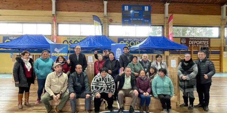 Entregan toldos a emprendedores que venden productos hortochacareros en Osorno