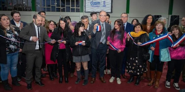 Inauguran obras de reposición y mejoramiento de gimnasio del liceo Carmela Carvajal
