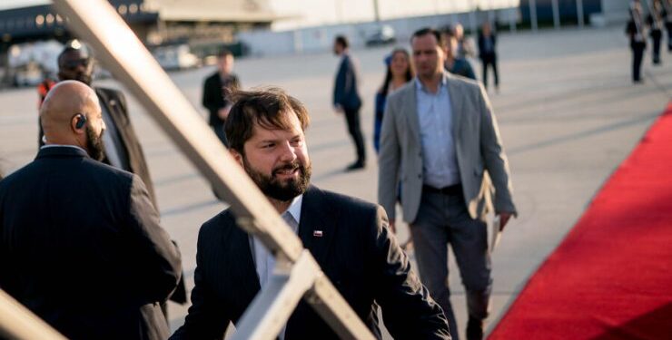 Boric inicia gira por región de Magallanes tras impasse con Argentina por paneles solares