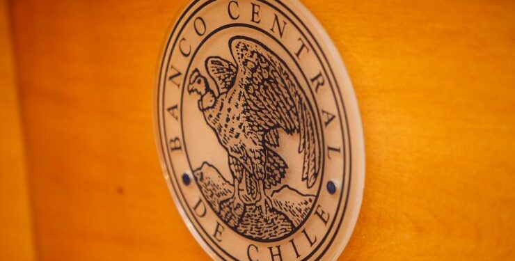 IPoM eleva proyecciones para Chile: Economía del país crecería entre 2,25% y 3% este año