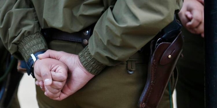 Encuentran droga en baño de Comisaría de Carabineros en Quilicura: bolsa cayó desde cielo falso