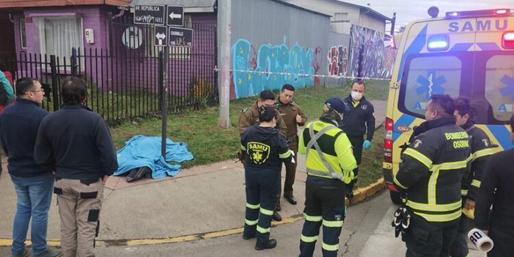 Adulta mayor fallece en la vía pública de Osorno: mujer se habría desmayado