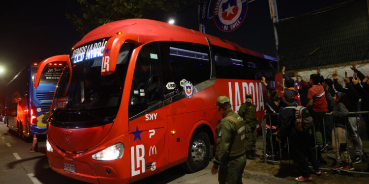 La selección chilena inició su viaje a Estados Unidos para enfrentar la Copa América