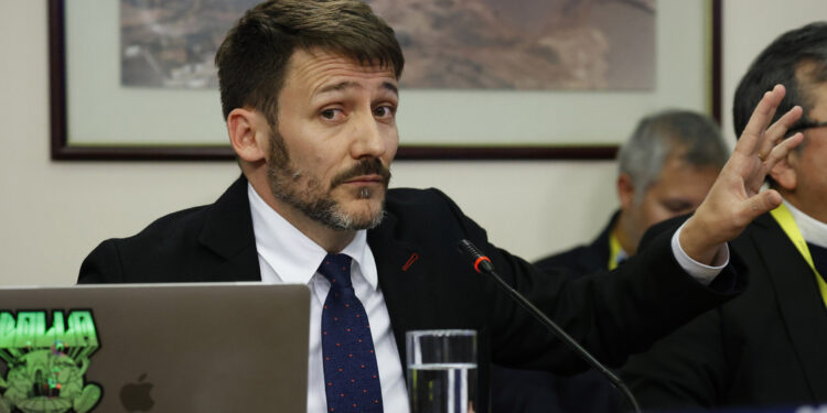 Ministro Pardow será interpelado por bullada alza de las cuentas de la luz