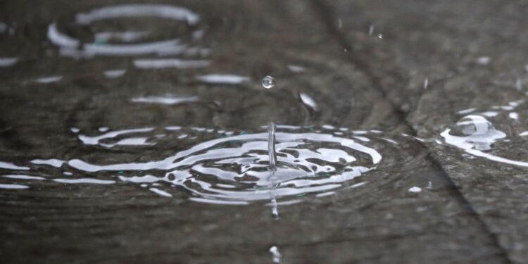 Suspenden clases en tres regiones del sur por fuertes vientos y lluvia