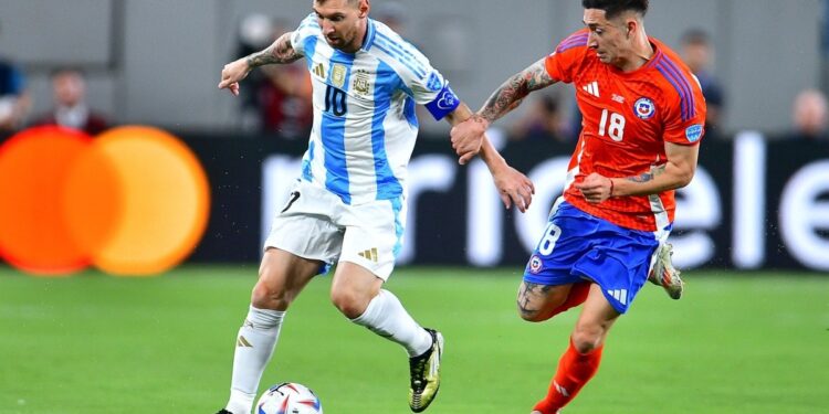 La Roja cae agónicamente contra Argentina y tendrá que jugarse la vida ante Canadá