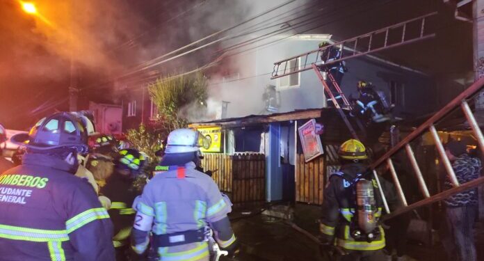 Incendio en población Manuel Rodríguez de Osorno dejó un local de comida rápida afectado