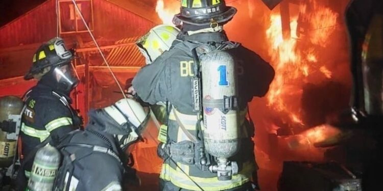 Osorno: Incendio dejó dos viviendas siniestradas y un adulto mayor con quemaduras