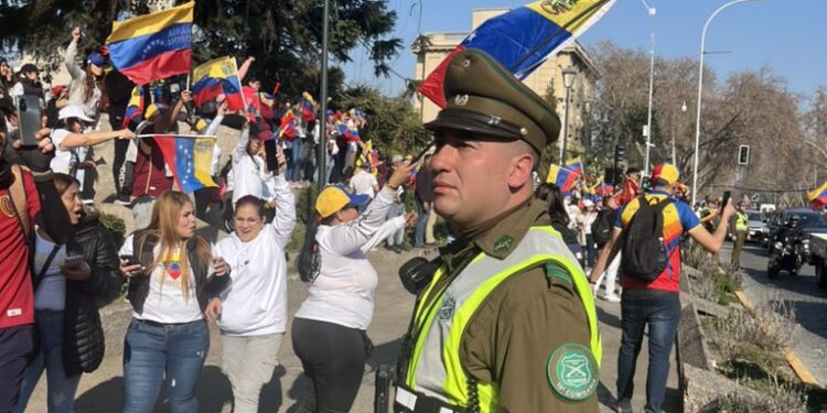Reportan aglomeraciones de venezolanos en Providencia: La comuna es el único local de votación en Chile