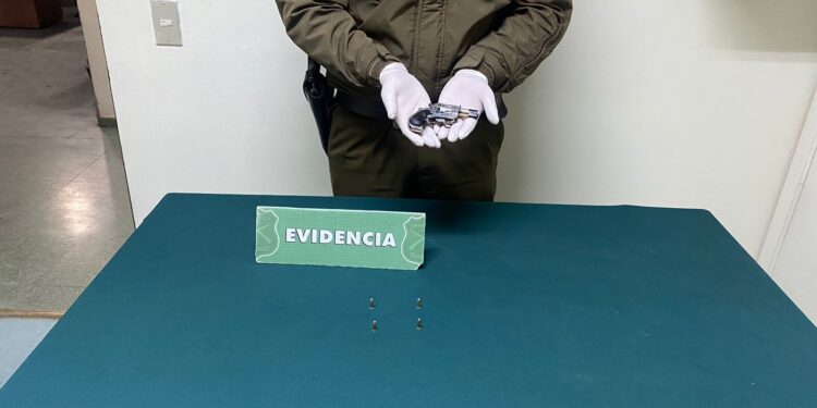 Carabineros detiene a dos sujetos recuperando arma y municiones en Osorno
