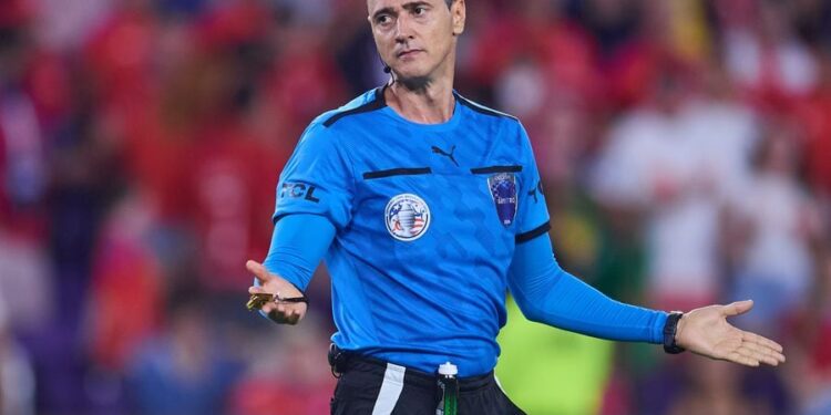 Conmebol libera los audios del VAR del polémico duelo entre Chile y Canadá y reconoce que hubo errores