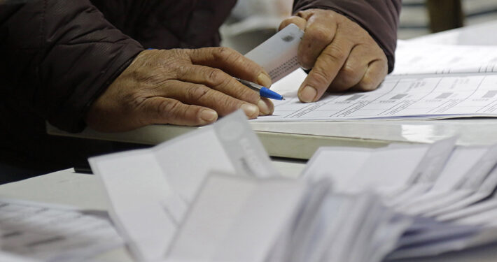 Elección en dos días: Comisión mixta mantiene multas por no votar pero reduce monto hasta $131 mil