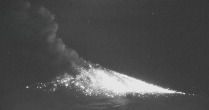 Explosión en volcán Villarrica: Lanza columna de humo y ceniza a 600 metros