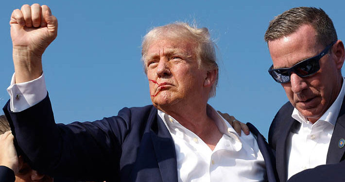 Se investiga como intento de asesinato y hay dos muertos: Lo que se sabe de balacera en acto electoral de Trump
