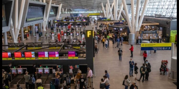 Tras caída mundial de Microsoft: Aerolíneas retoman gradualmente sus servicios