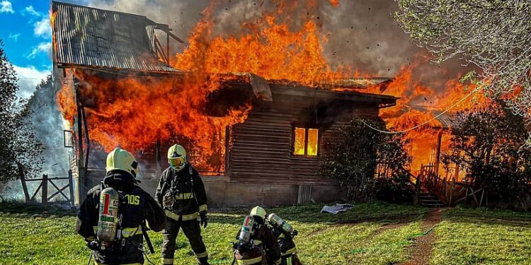 Incendio dejó casa patronal totalmente siniestrada en fundo Dollinco en Purranque