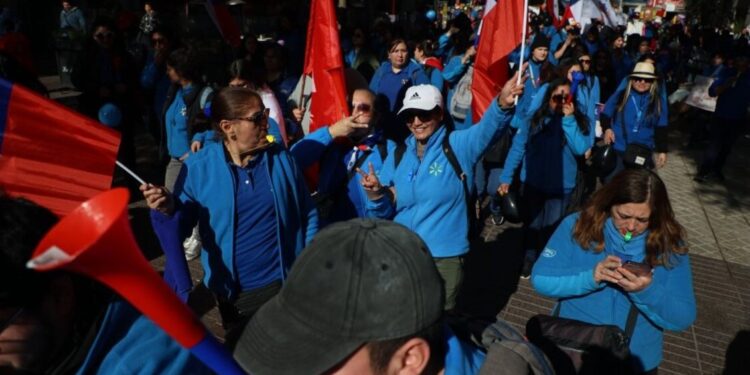 Cerca de 14 mil trabajadores de Walmart siguen «movilizados desde Arica a Punta Arenas»