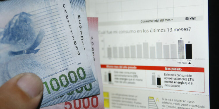 Subsidio eléctrico: Tras postulación de 1,5 millones de familias y Gobierno apunta a triplicarlo