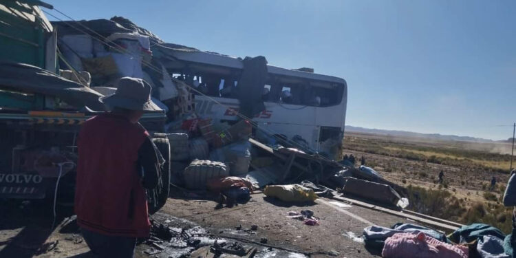 Accidente de carretera deja 22 muertos en Bolivia: Reportan al menos un chileno