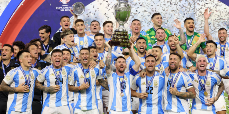 Argentina se coronó bicampeón de Copa América tras batir a Colombia en el alargue