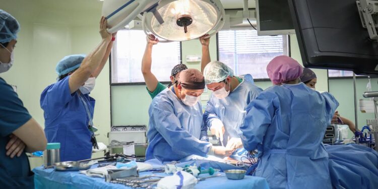 Hospital Osorno realiza innovadora cirugía urológica mínimamente invasiva a pacientes con cáncer