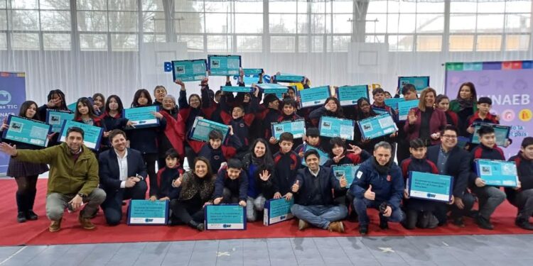 Estudiantes de séptimo básico de Osorno recibieron computadores y kit de internet