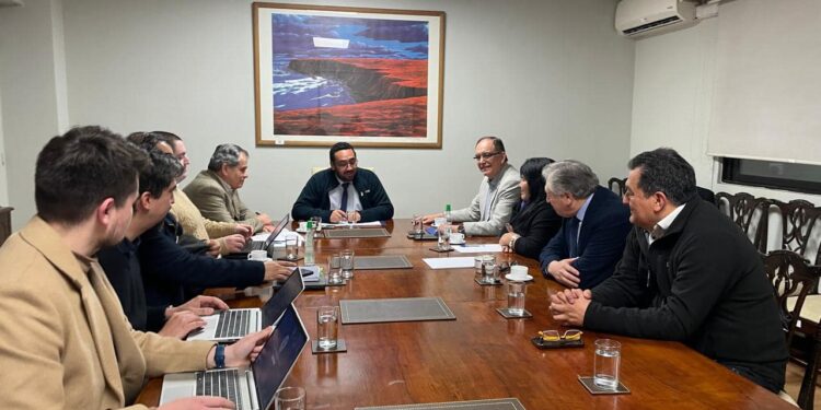 Firman convenio para arrendar edificio donde funcione área administrativa de Liceo Carmela Carvajal