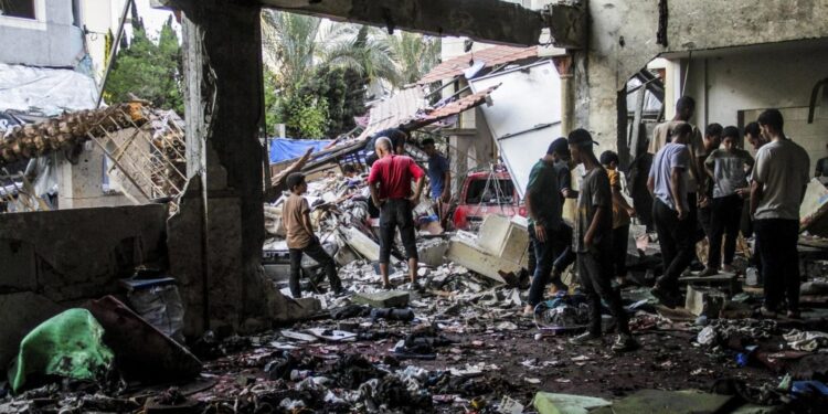 Más de cien personas murieron tras bombardeo israelí sobre escuela en Gaza