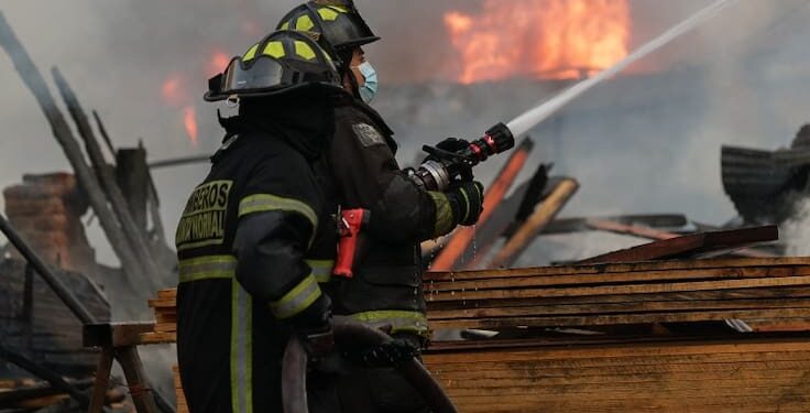 Tragedia en Lanco: dos menores de edad mueren en voraz incendio que consumió vivienda