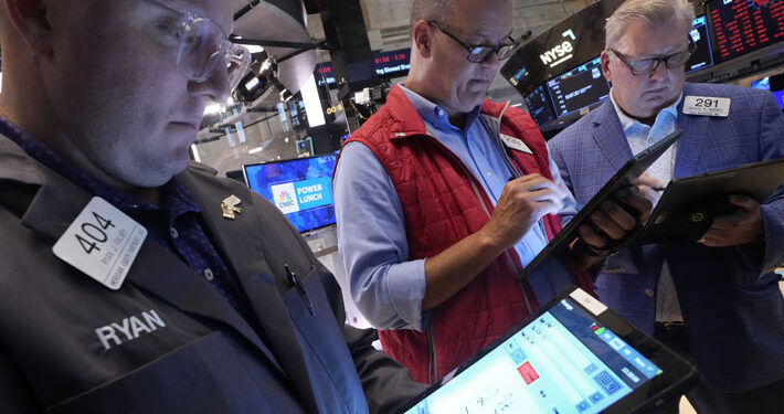 Bolsa chilena registra su peor sesión desde fines de 2021 en un oscuro lunes para los mercados del mundo