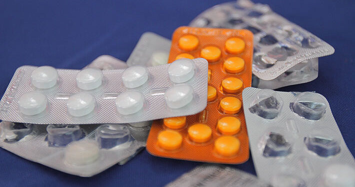 Tras dos años congelada en el Congreso, buscan retomar ley que bajaría precio de medicamentos