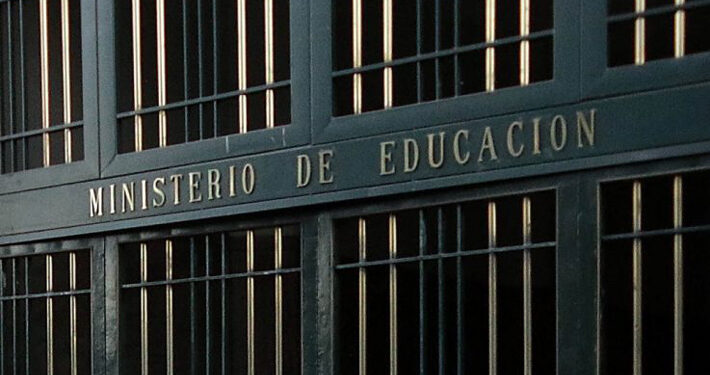 Contraloría detecta $78 mil millones sin rendir por transferencias realizadas desde el Mineduc