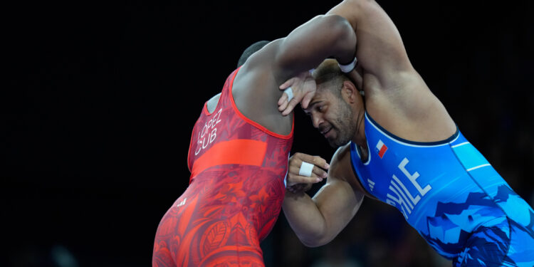 Yasmani Acosta se quedó con medalla de plata tras histórica final con Mijaín López en París 2024