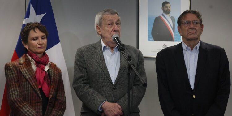 Embajador Gazmuri arribó a Chile tras ser expulsado de Venezuela
