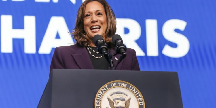 Harris tiene ventaja de un punto frente a Trump para las elecciones, según encuesta