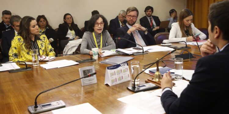 Diputados piden al Gobierno disolver la Asociación de AFP